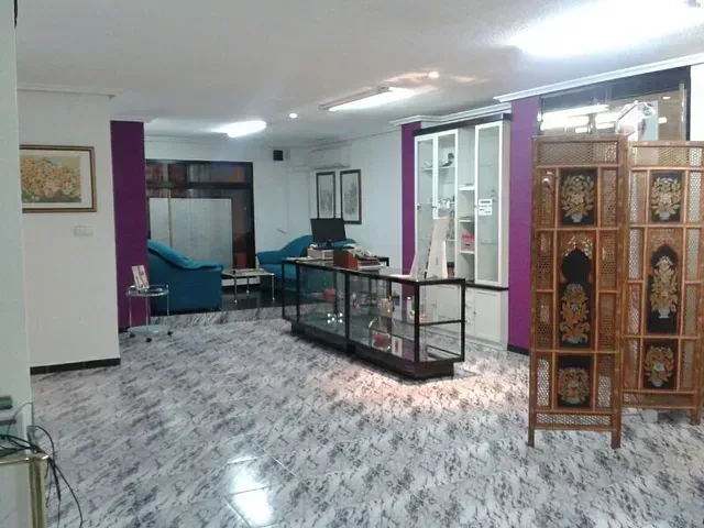 Una gran sala con una vitrina y una pared morada.