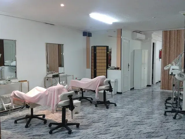 Una habitación con muchas sillas y espejos