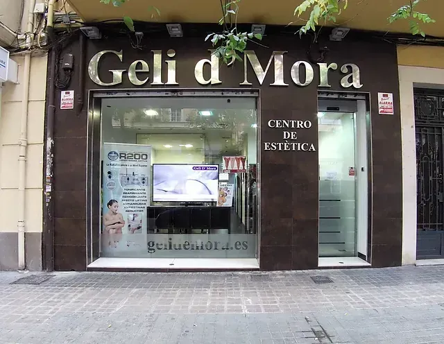 Un escaparate con el nombre Geli d Mora.