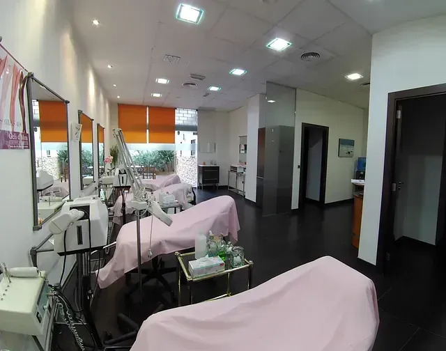 Una fila de sábanas rosas están alineadas en una habitación