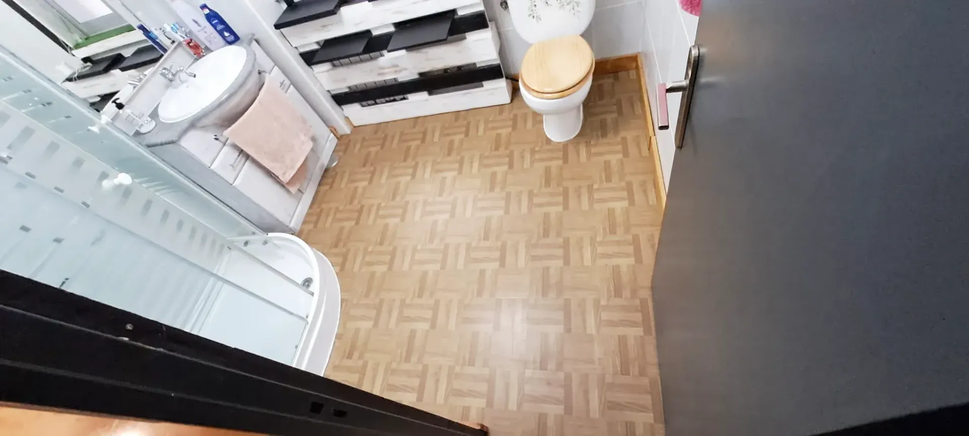 Un baño con inodoro, lavabo y escaleras.