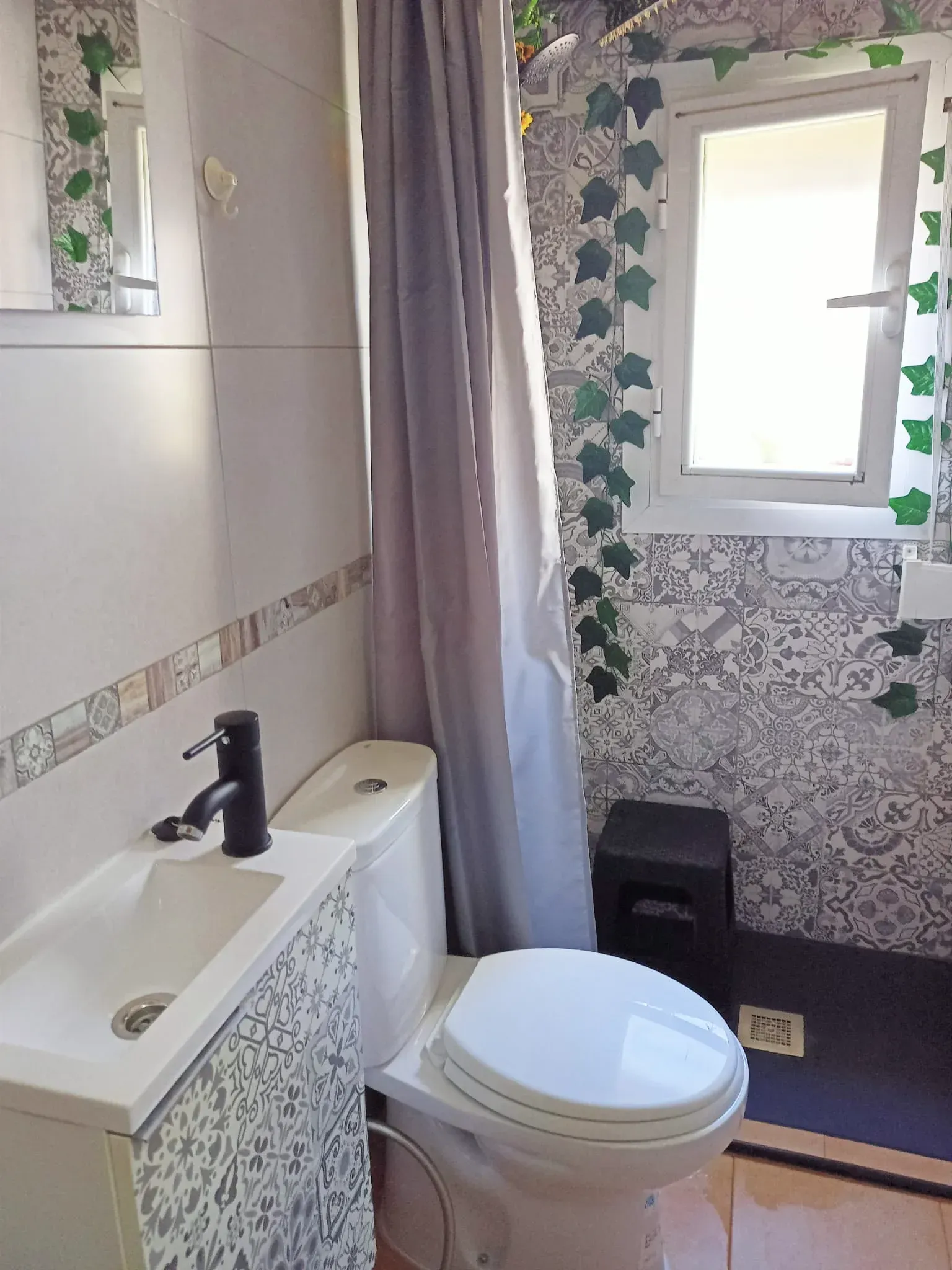 Un baño con inodoro, lavabo y ducha.