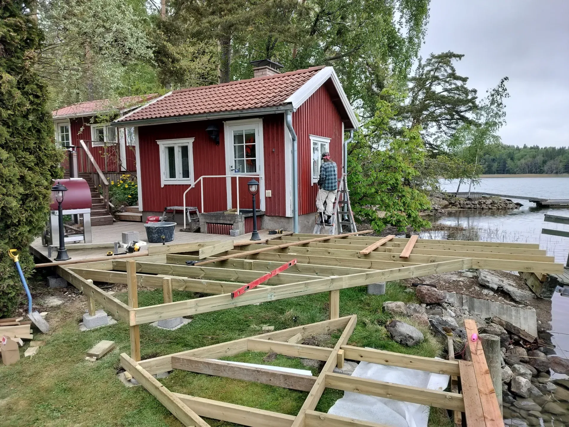 Makuuhuoneen ja olohuoneen remontointi – Kirjalan Maalauspalvelu Oy toteuttaa huoneistoremontit avaimet käteen -palveluna.