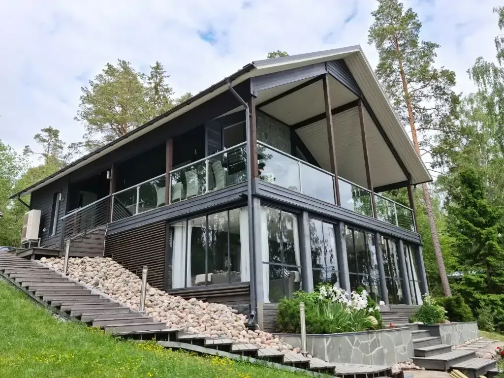 Säänkestävä talon maalaus Parainen – Kirjalan Maalauspalvelu Oy hoitaa pohjatyöt ja maalauksen.