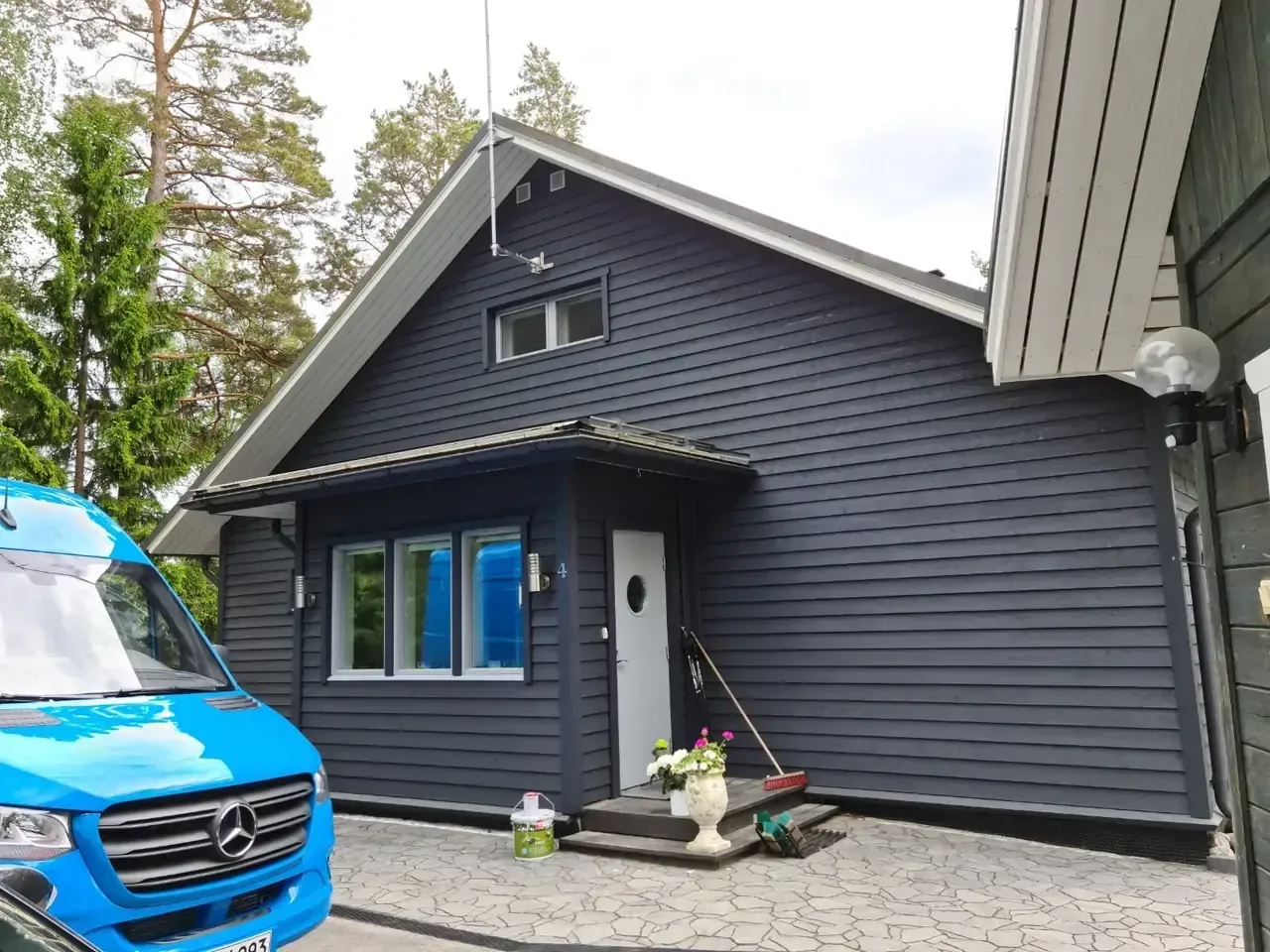 Omakotitalon ulkomaalaus Kaarinassa ammattitaidolla – säänkestävä puutalon maalaus, Kirjalan Maalauspalvelu Oy.