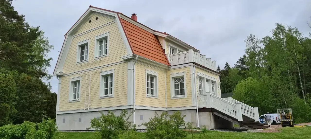 Omakotitalon maalaus Turku – Kirjalan Maalauspalvelu Oy tekee kestävät julkisivutyöt.