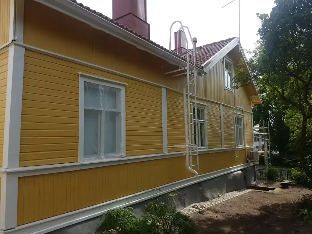 Talon julkisivun huoltomaalaus ja pesu Turun seudulla – Kirjalan Maalauspalvelu Oy.