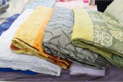 zusammengefaltete bunte Matratzenbezüge nach der Textilreinigung