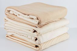 zusammengefaltete Bettwäsche nach der Reinigung