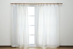 weißer sauberer bodenlanger Vorhang