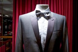 Anzug an Schneiderpuppe nach Textilreinigung