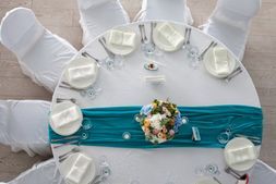 gedeckter Tisch mit sauberer weißer Tischdecke