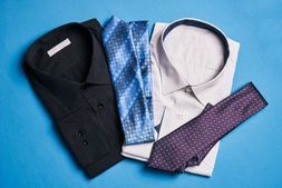 gereinigte und zusammengefaltete Hemden mit Krawatten