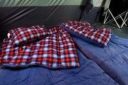 zwei saubere Schlafsäcke mit Karomuster