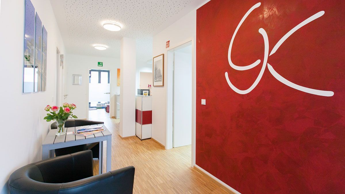 Eine rote Wand mit dem Buchstaben K darauf gemalt