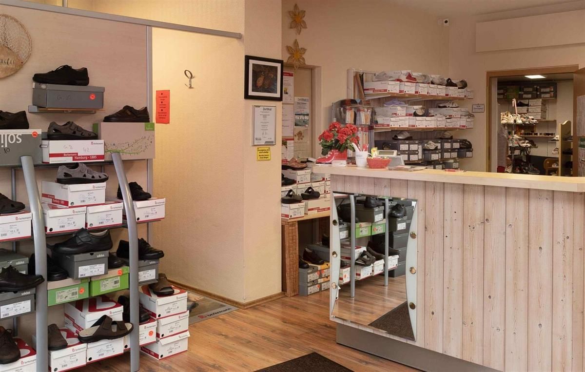 Ein Schuhgeschäft mit Schuhkartons und einer Theke