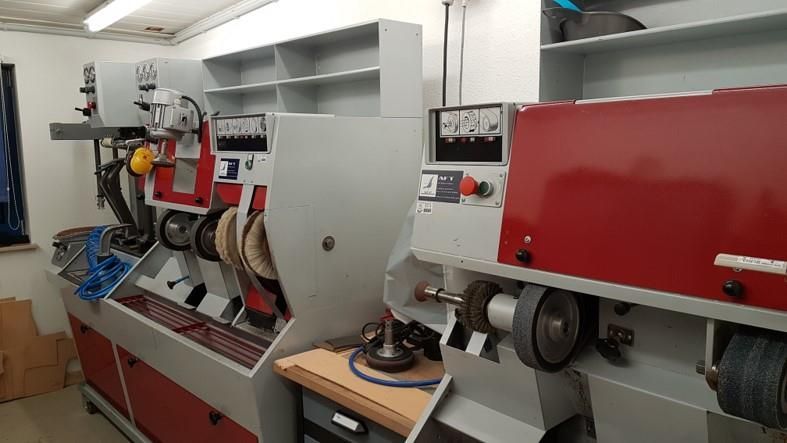 Eine Schuhputzmaschine steht auf einem Tisch in einem Raum.