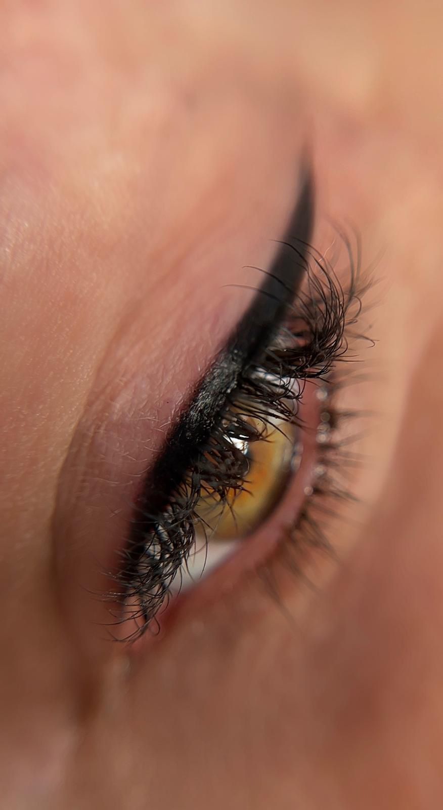 Primer plano de un ojo que muestra un delineador de ojos oscuro