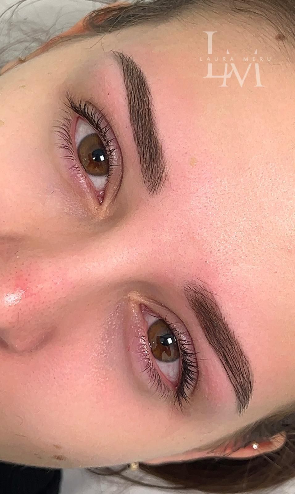 Primer plano de los ojos y la frente de una persona, donde se aprecian las cejas 