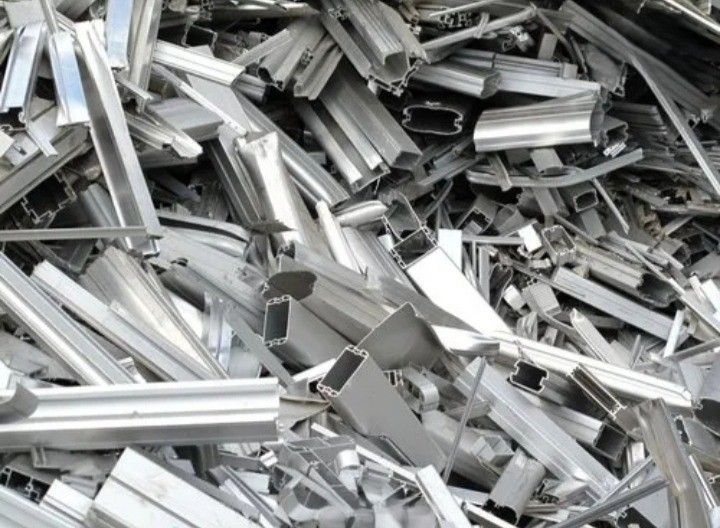 Montón de trozos de chatarra de plata y tiras de aluminio esparcidas en un montón.