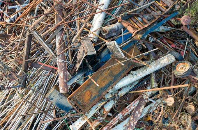 Montón de restos de metal oxidado y escombros esparcidos por el suelo.