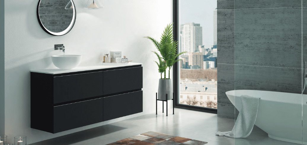 Un baño con bañera, lavabo, espejo y ventana.