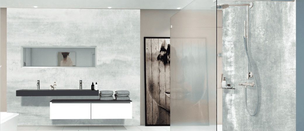 Un baño con dos lavabos, una ducha y un espejo.