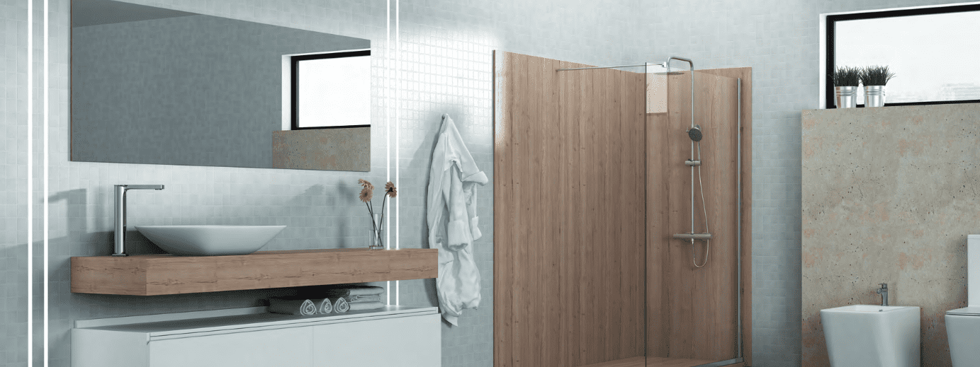 Un baño con ducha, lavabo, inodoro y espejo.