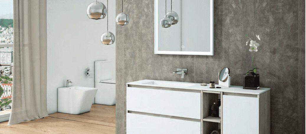 Un baño con lavabo, espejo e inodoro.