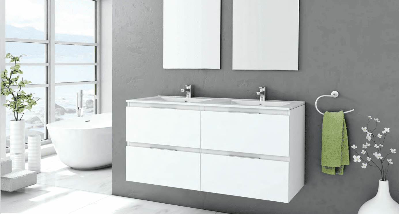 Un baño con dos lavabos, dos espejos y una bañera.