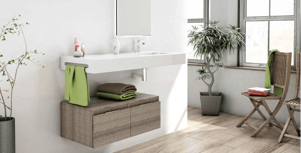 Un baño con lavabo, toallas y una silla.