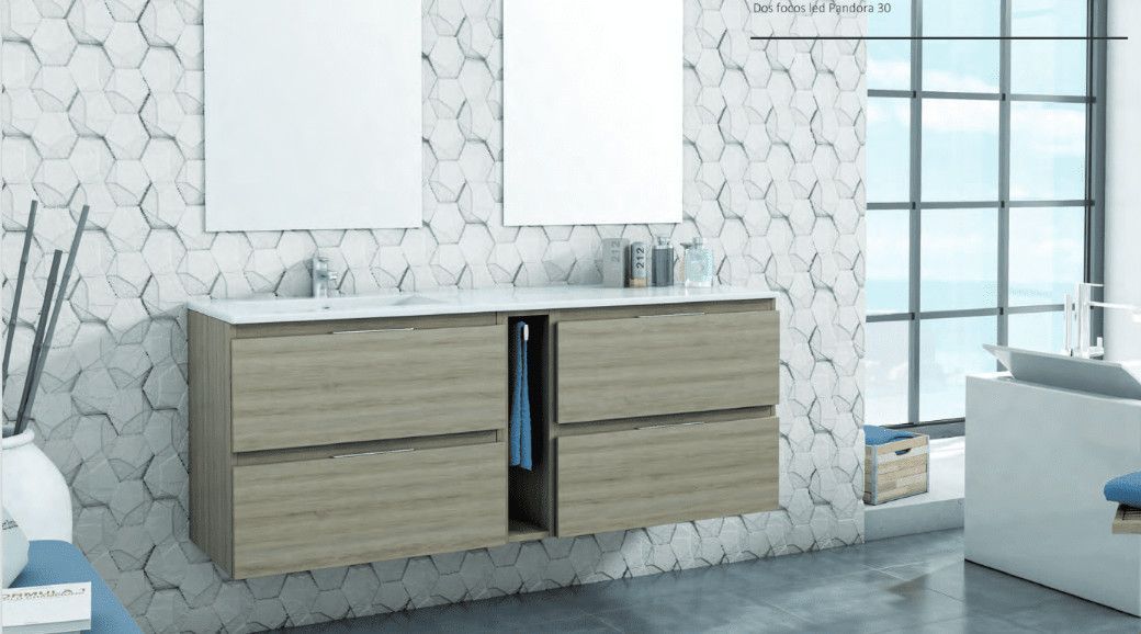 Un baño con lavabo, espejo y bañera.