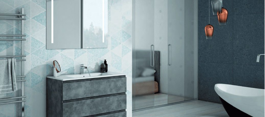 Un baño con lavabo, espejo y bañera.