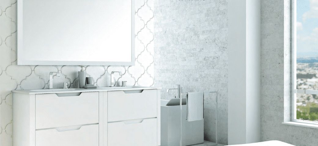 Un baño con lavabo, espejo y ventana.