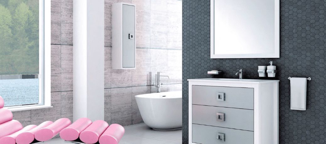 Un baño con lavabo, espejo, bañera y sillas rosas.