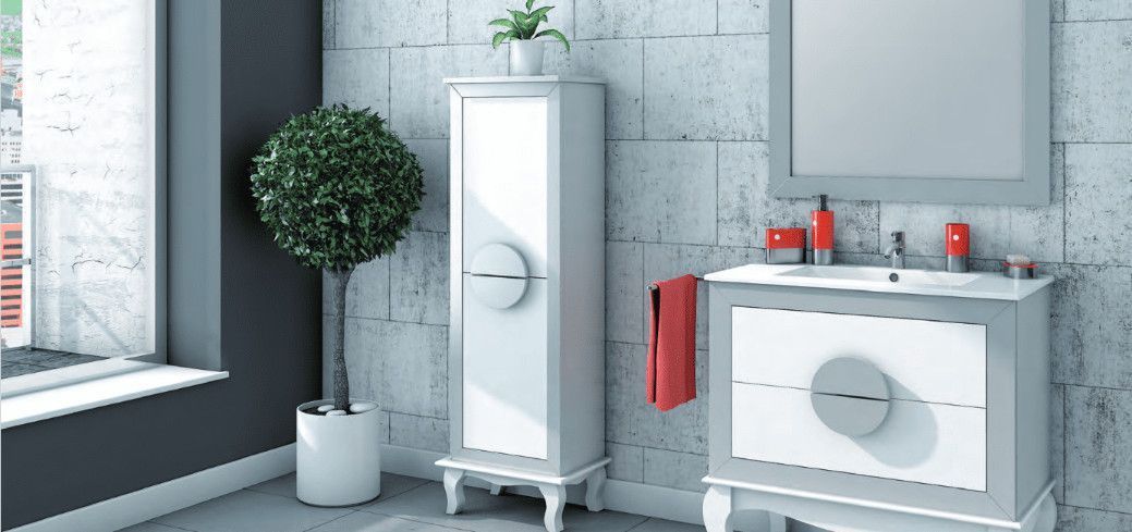 Un baño con lavabo, mueble, espejo y planta.