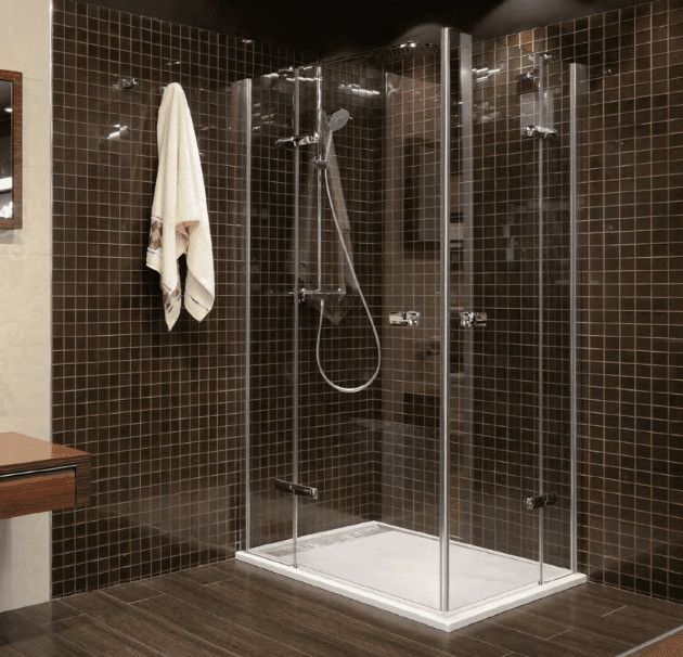 Un baño con cabina de ducha y espejo.