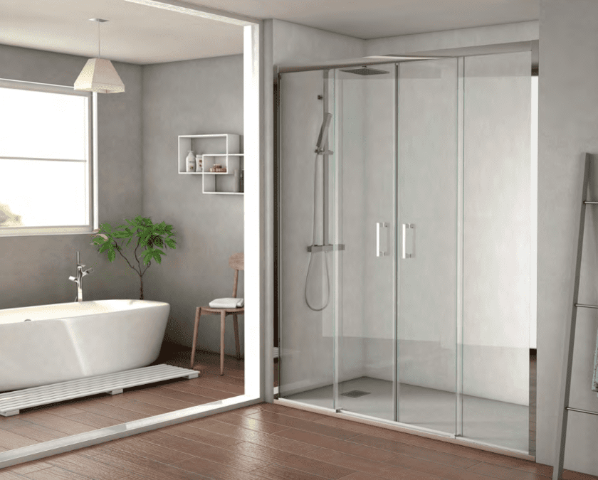 Un baño con bañera y ducha con puertas corredizas de cristal.