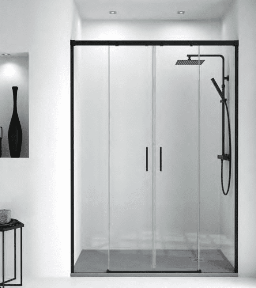 Un baño con una puerta de ducha corrediza de cristal.