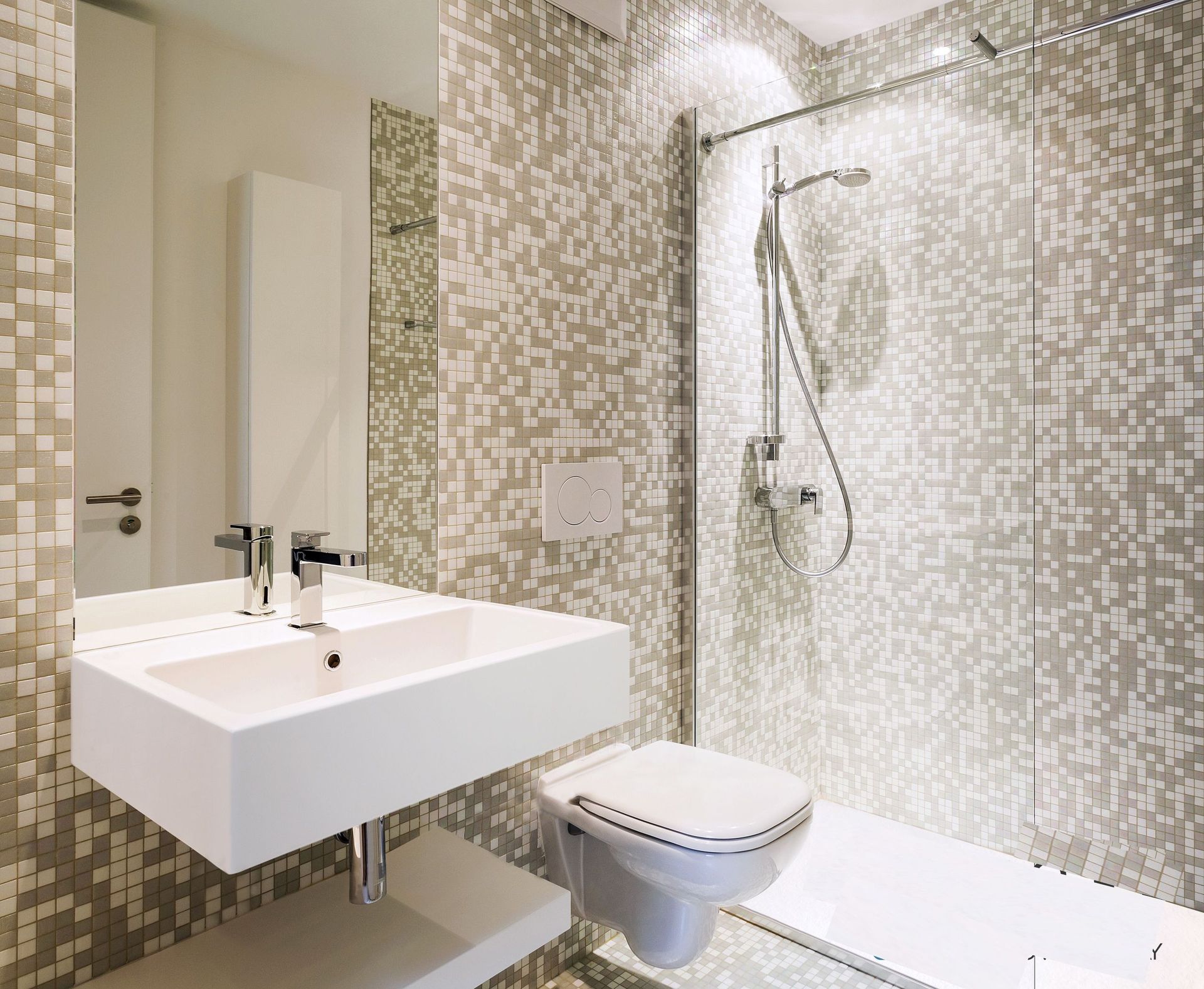 Un baño con lavabo, inodoro y ducha.