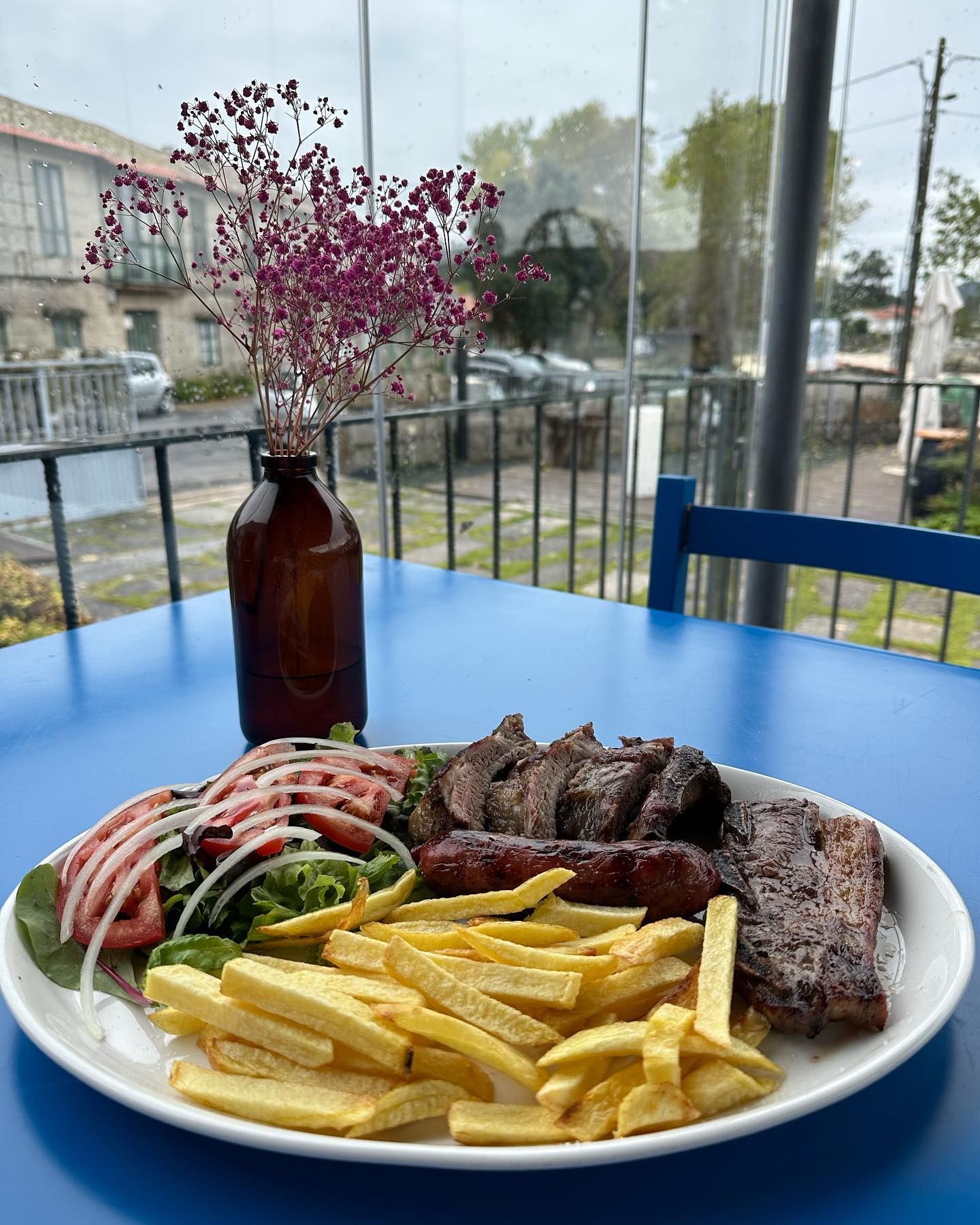 Una persona está pintando una pared con un rodillo de pintura.