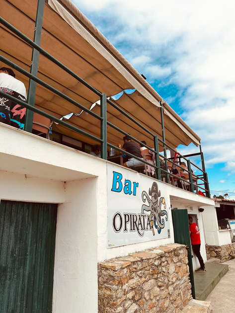 Fachada del bar con su logo