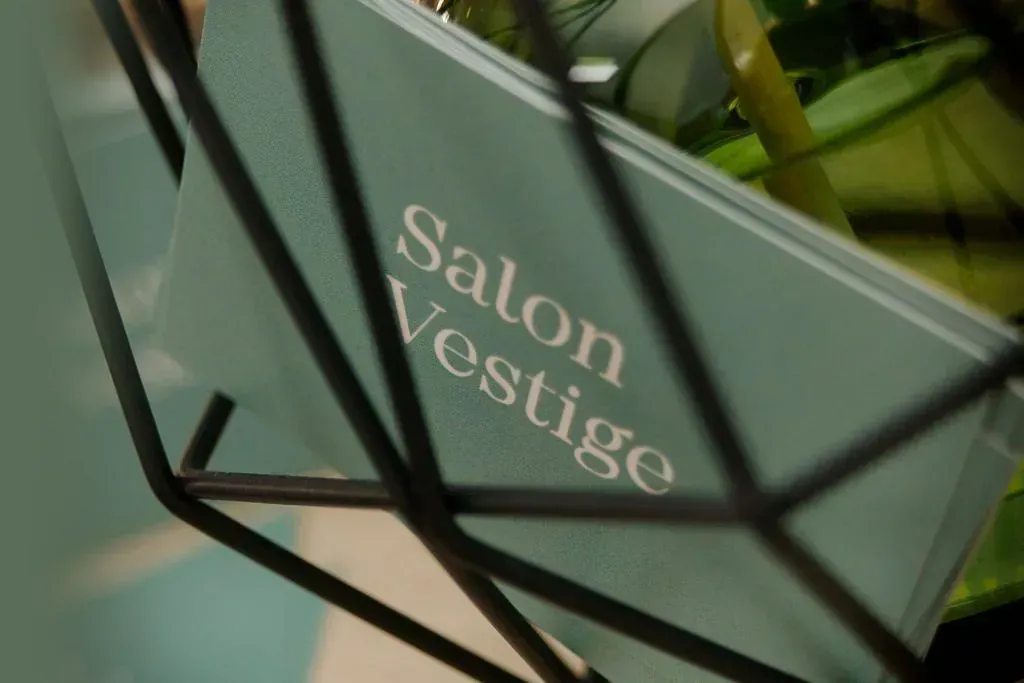 Un primer plano de una tarjeta de presentación para el salón Vestigio