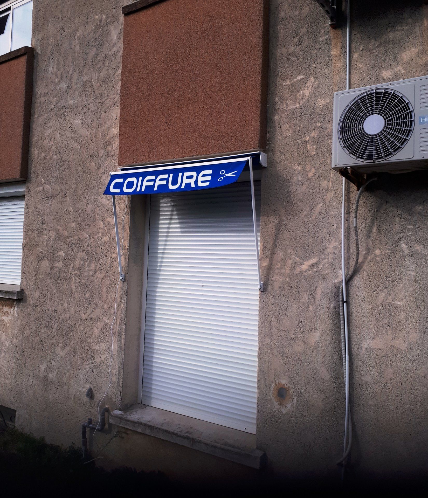 Extérieur d'un salon de coiffure ; auvent bleu