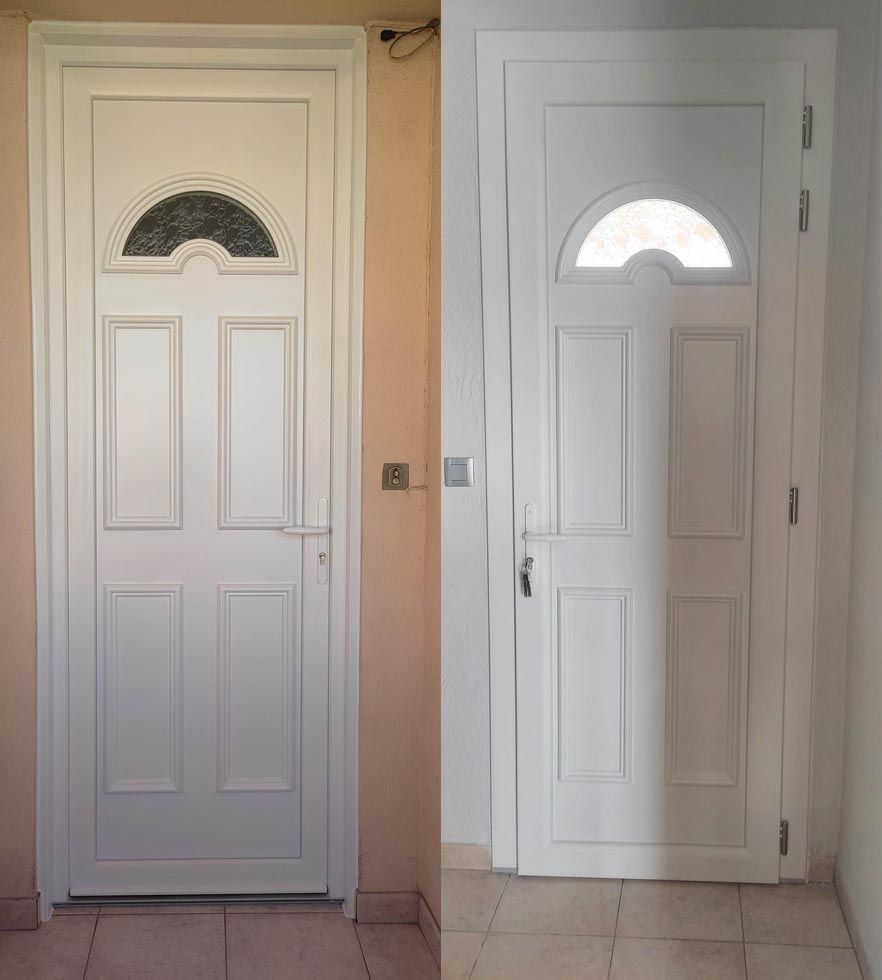 Deux portes blanches avec panneaux de verre et lambris, placées dans une porte de couleur claire.