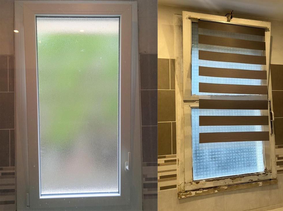 Deux fenêtres côte à côte : l'une dépolie, l'autre avec des stores horizontaux recouvrant partiellement le verre.