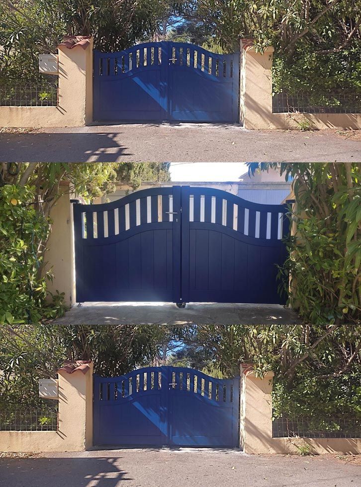 Trois vues d'un portail en métal bleu au sommet incurvé, posé entre des piliers en pierre et entouré de verdure.