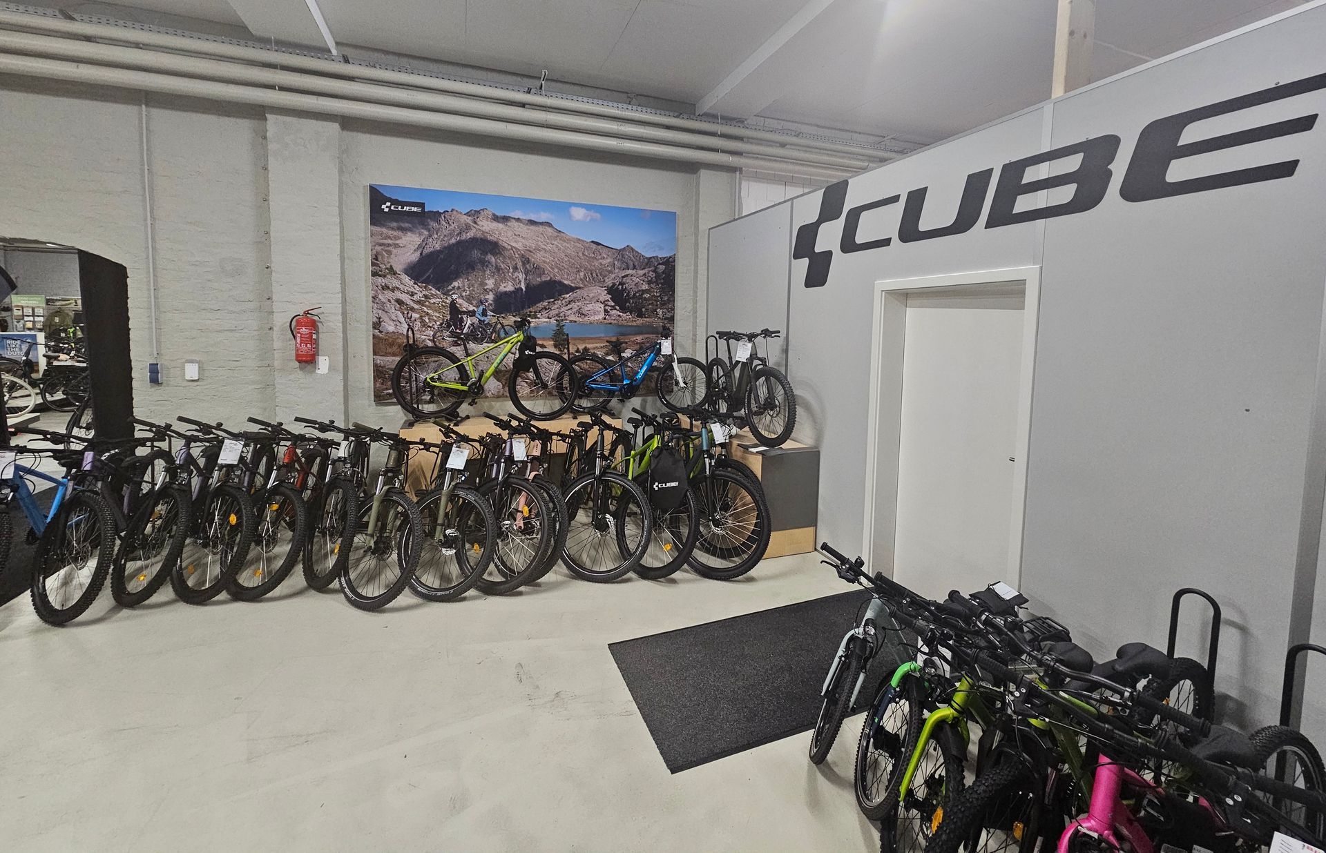 Cube E-Mountainbikes im Showroom mit Probefahrtmöglichkeiten