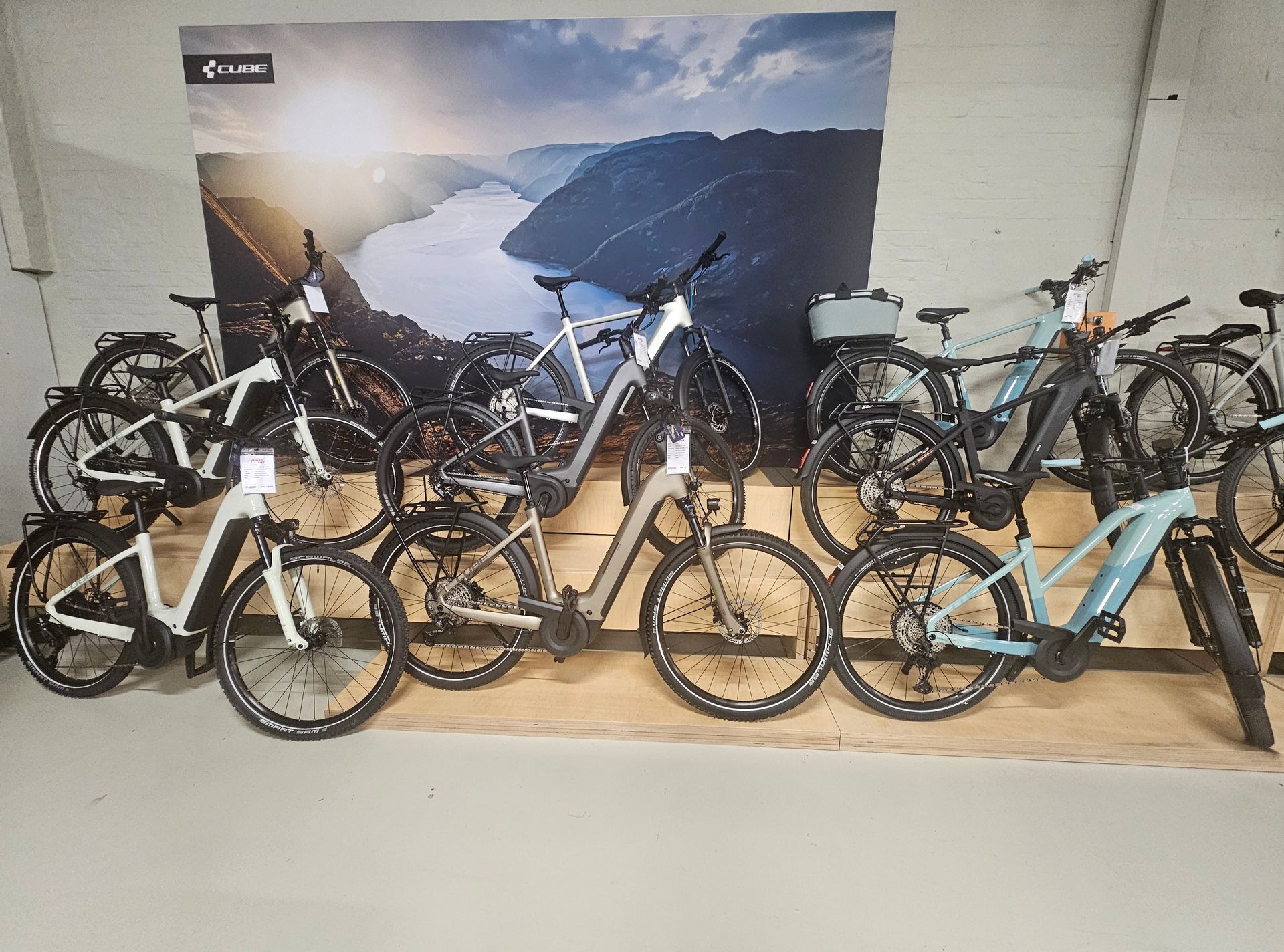 E-Bikes im Verkaufsraum mit moderner Präsentationsfläche