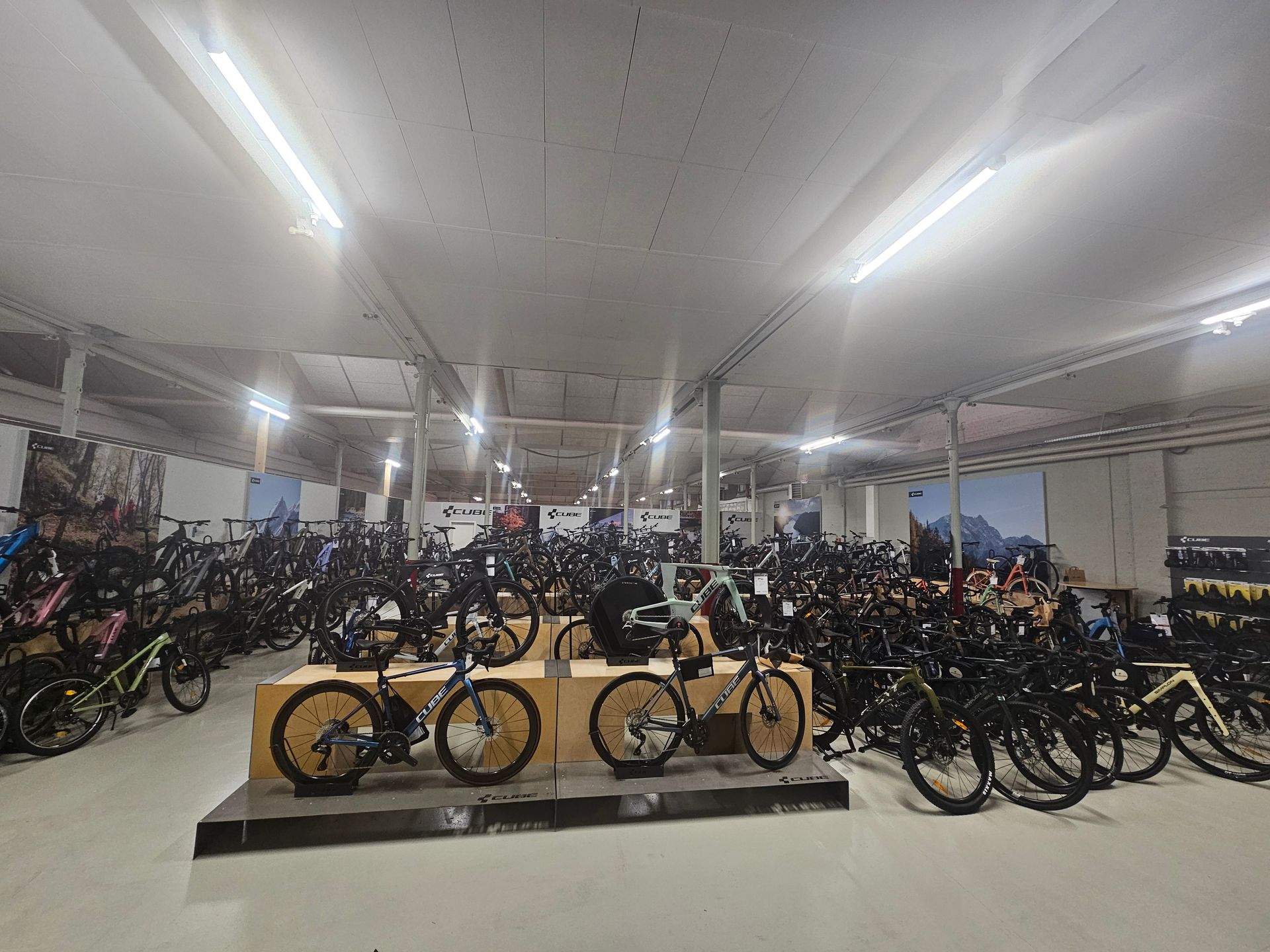 Große Verkaufsfläche mit Fahrrädern und E-Bikes im Fachhandel